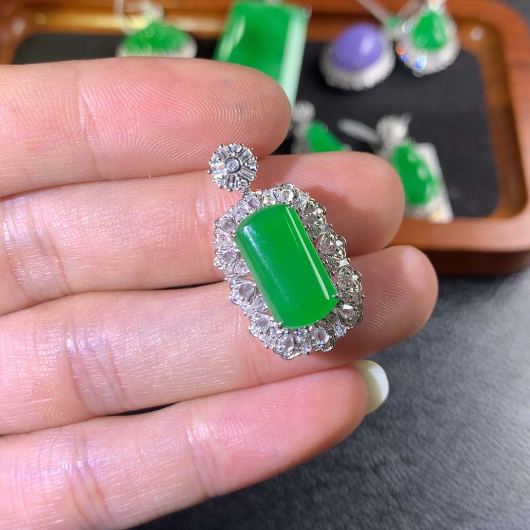 @***杉翡翠18K金镶嵌颈饰翡翠