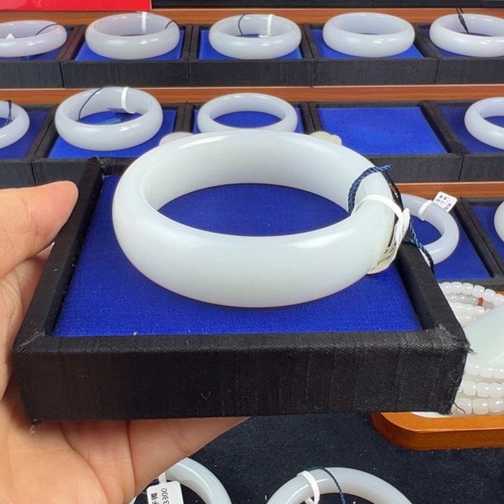 和田玉未镶嵌手镯