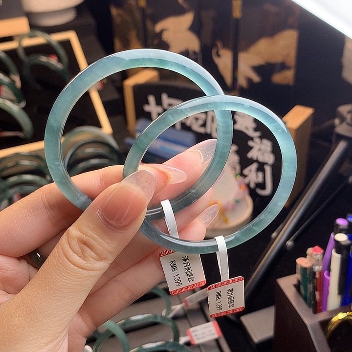 翡翠手镯未镶嵌披****?52圈口