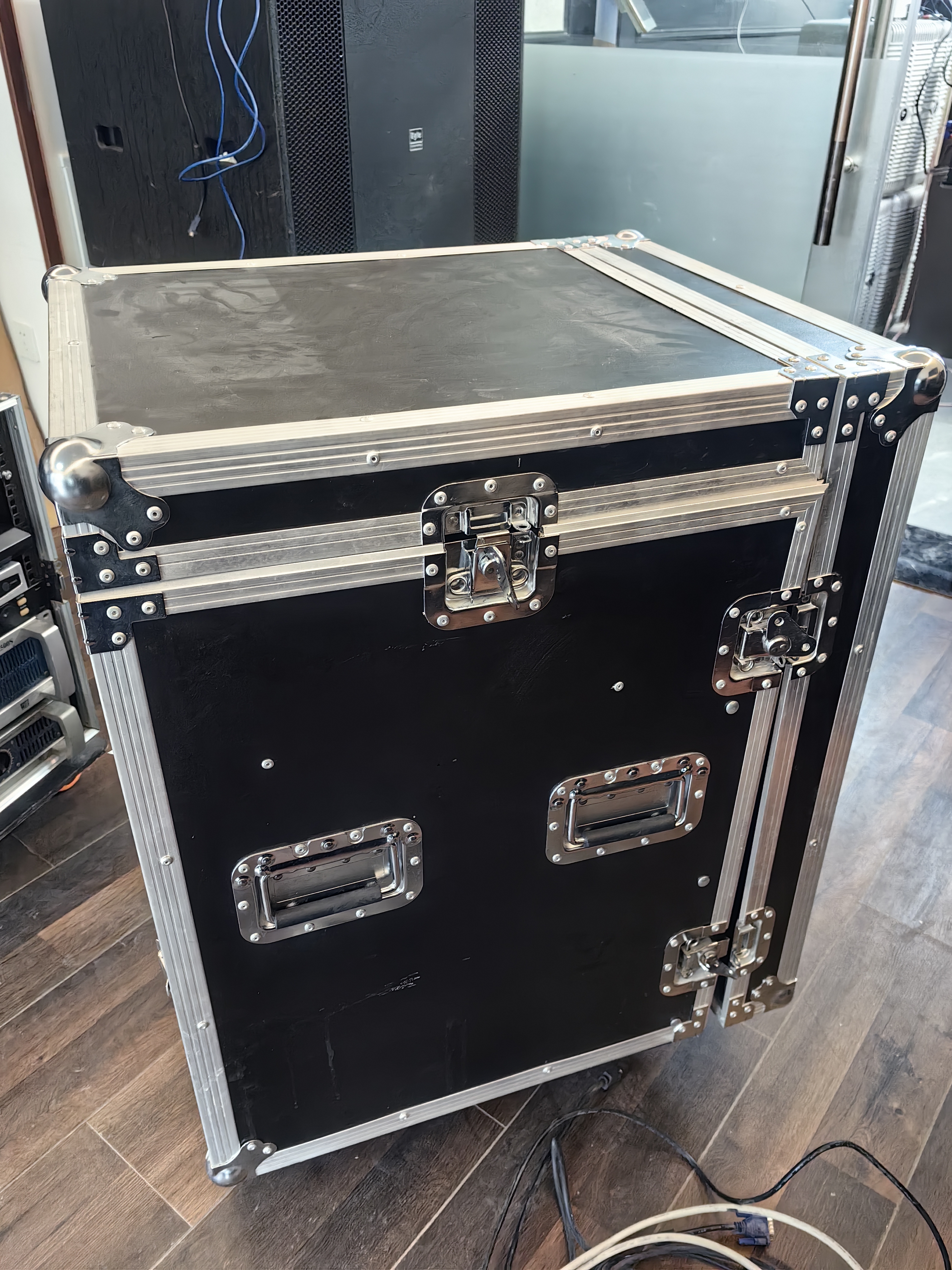 9新  12U放调音台机柜一个