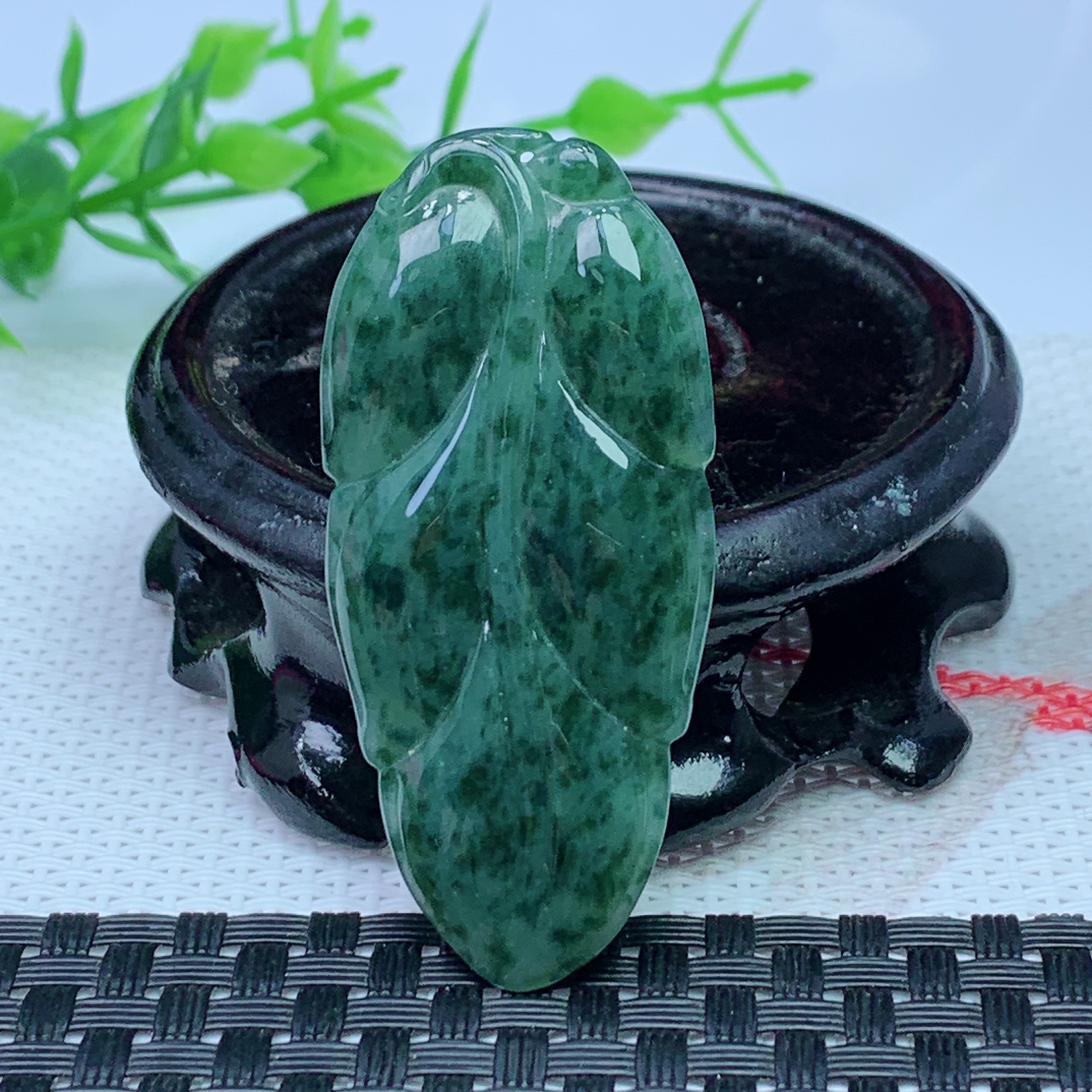 缅甸天然A货翡翠 满色飘花金枝玉叶吊坠 尺寸；52.3*25.4*3.3mm