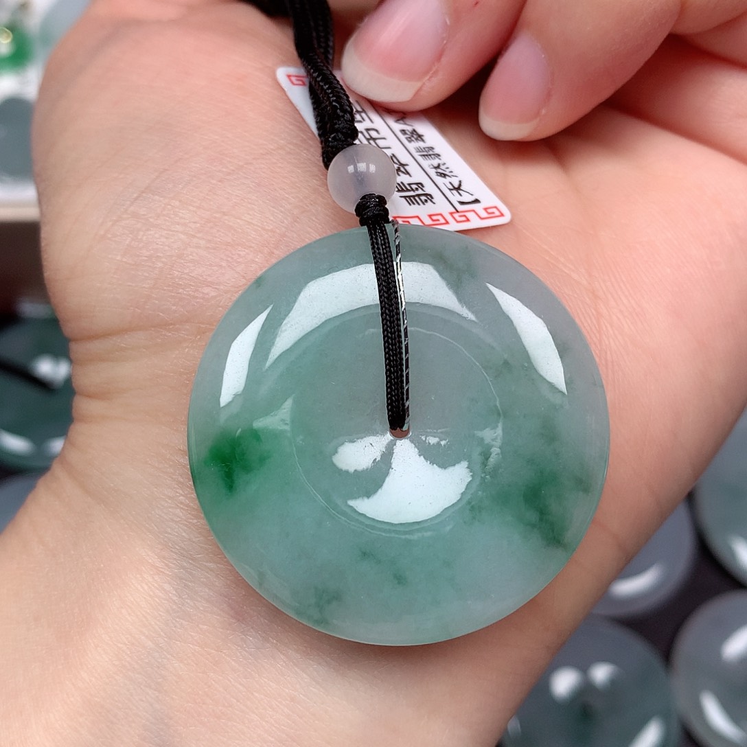 翡翠颈饰未镶嵌平安扣