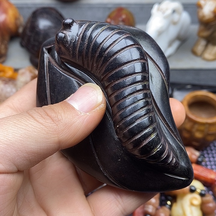 未镶嵌蛇纹石玉颈饰涅****鳯