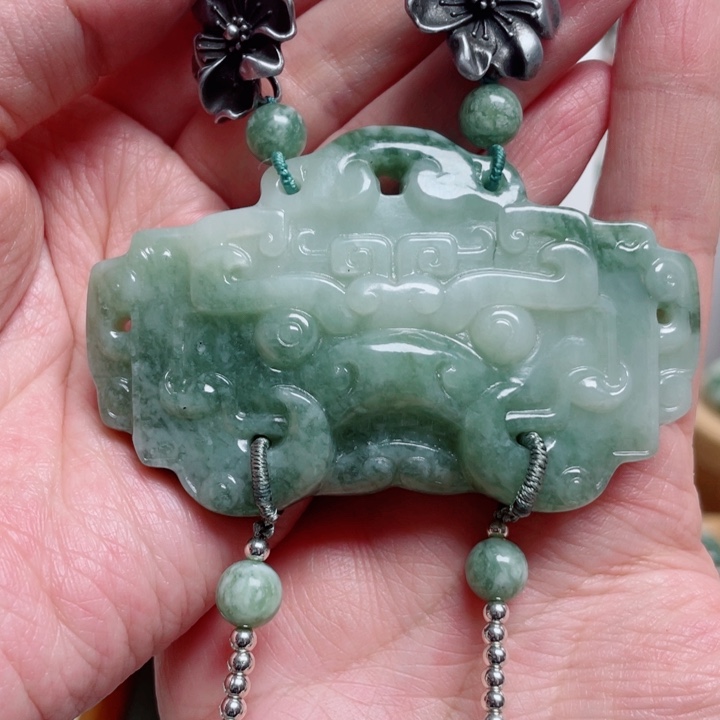 透闪石-蛇纹石玉未镶嵌颈饰鳯*