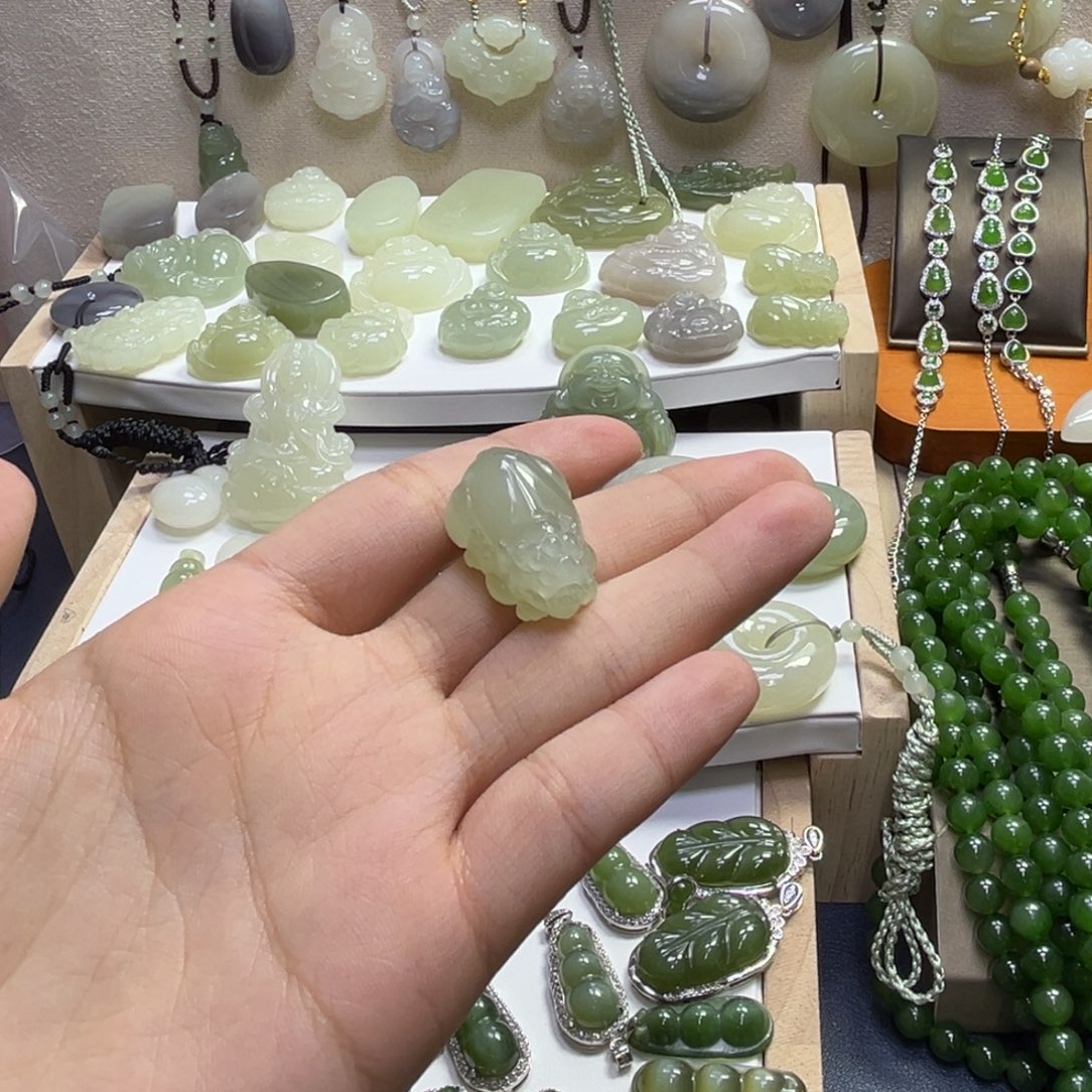 火***白和田玉未镶嵌颈饰