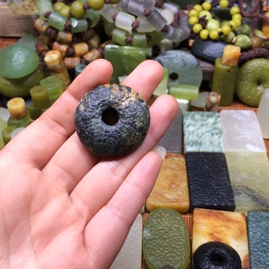 岫玉未镶嵌颈饰岫