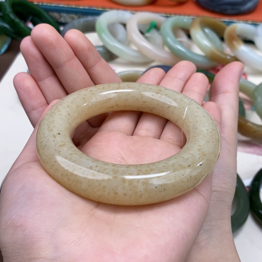 小***爱和田玉手镯未镶嵌