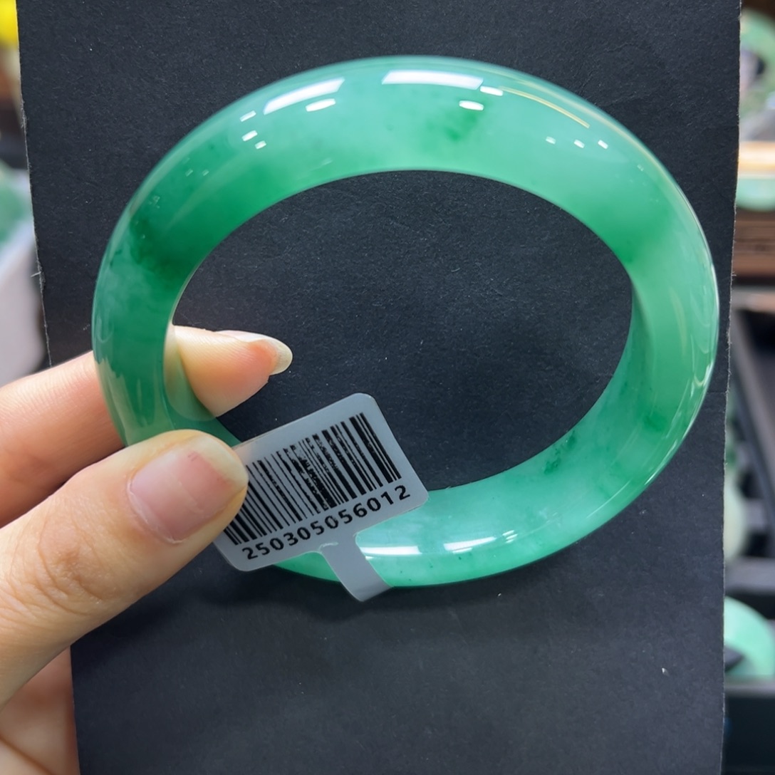 C***C石英质玉（非洲翠）未镶嵌手镯