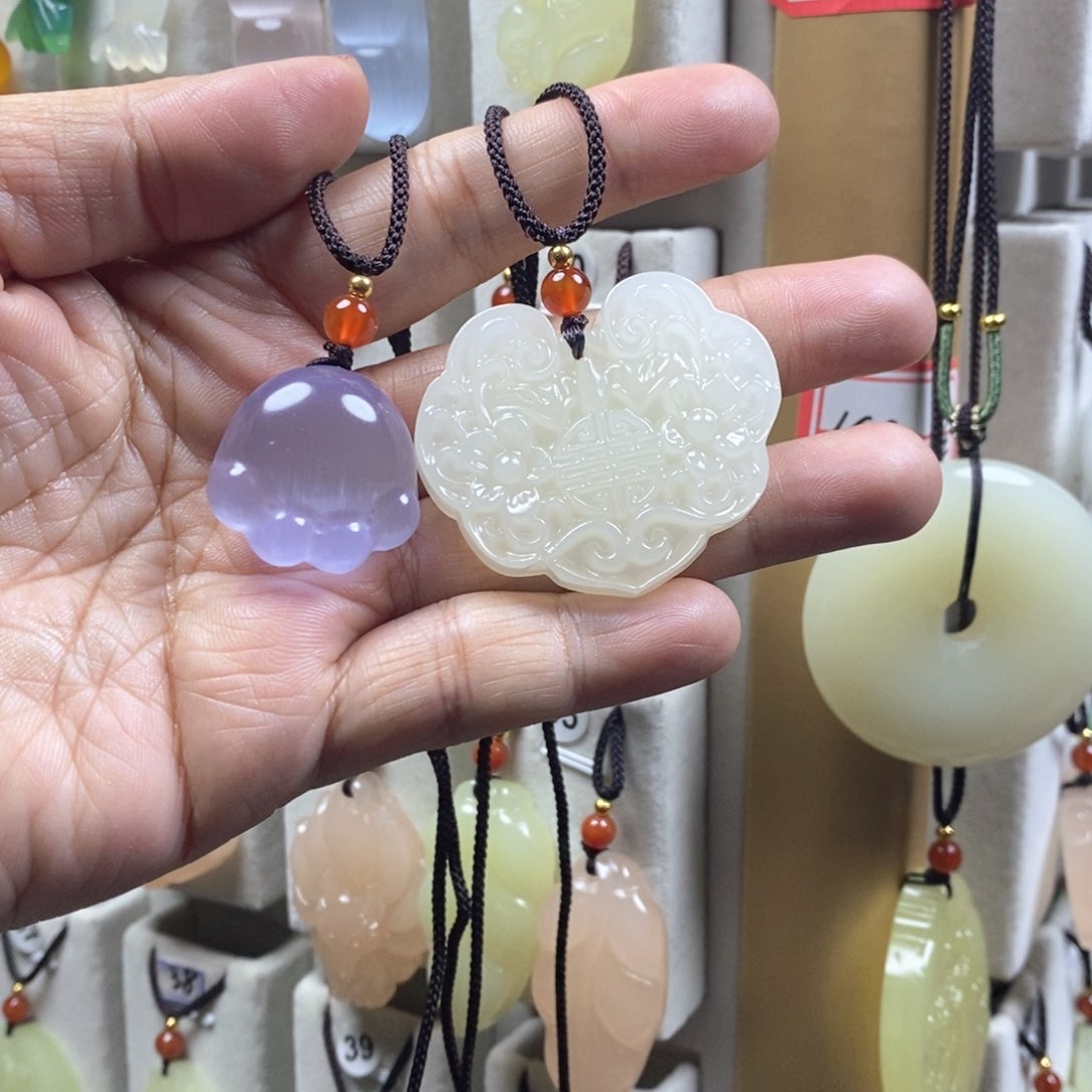 颈饰未镶嵌石英质玉（金丝玉）清****