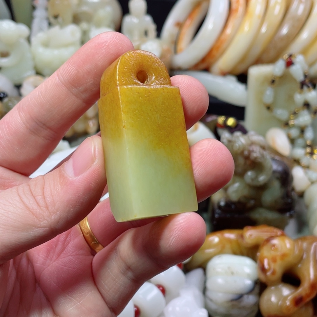 夏***軍和田玉未镶嵌把件