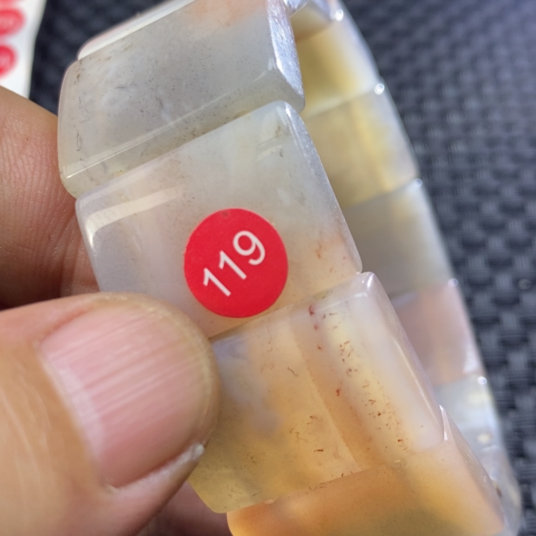 翁***军玛瑙/玉髓未镶嵌颈饰