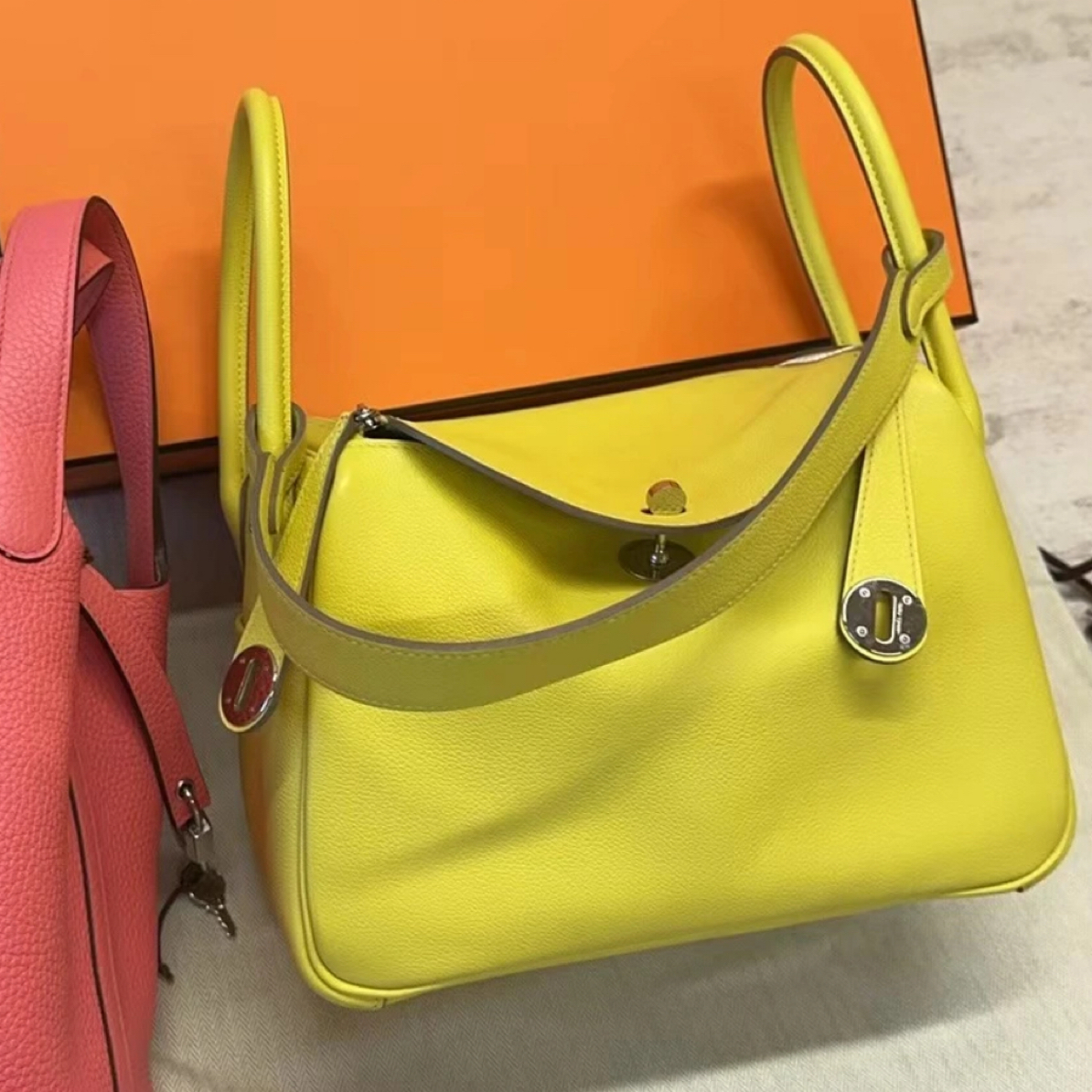 99新 Hermes/爱马仕 HZ爱马仕lindy26柠檬黄ev皮P手提包