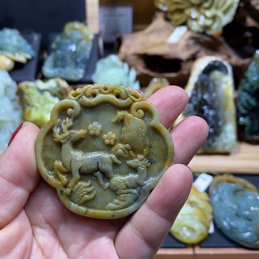 蛇纹石玉颈饰未镶嵌