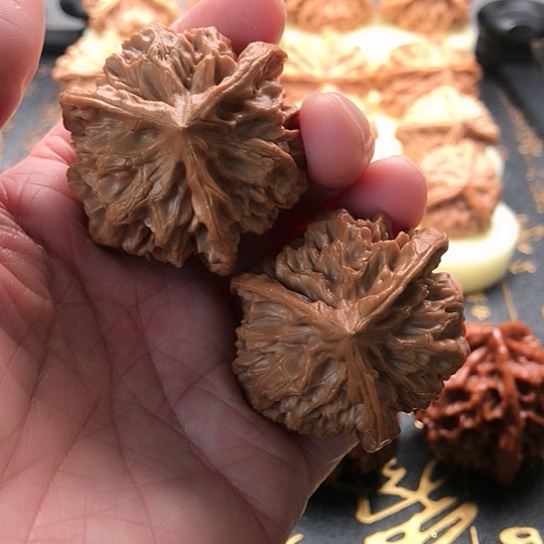 文玩核桃把件'**a龙纹三棱