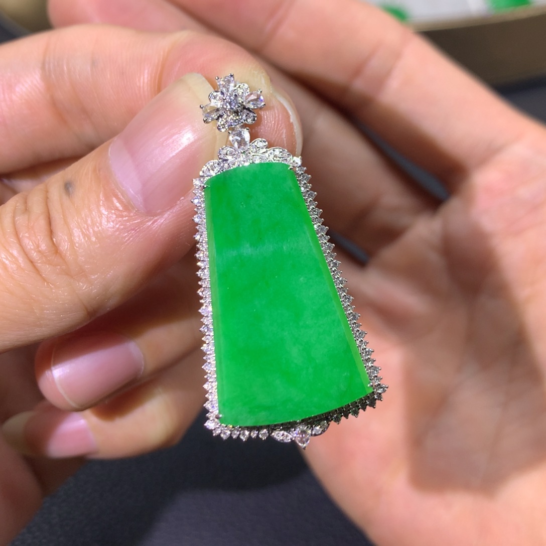 翡翠颈饰18K金镶嵌翡翠