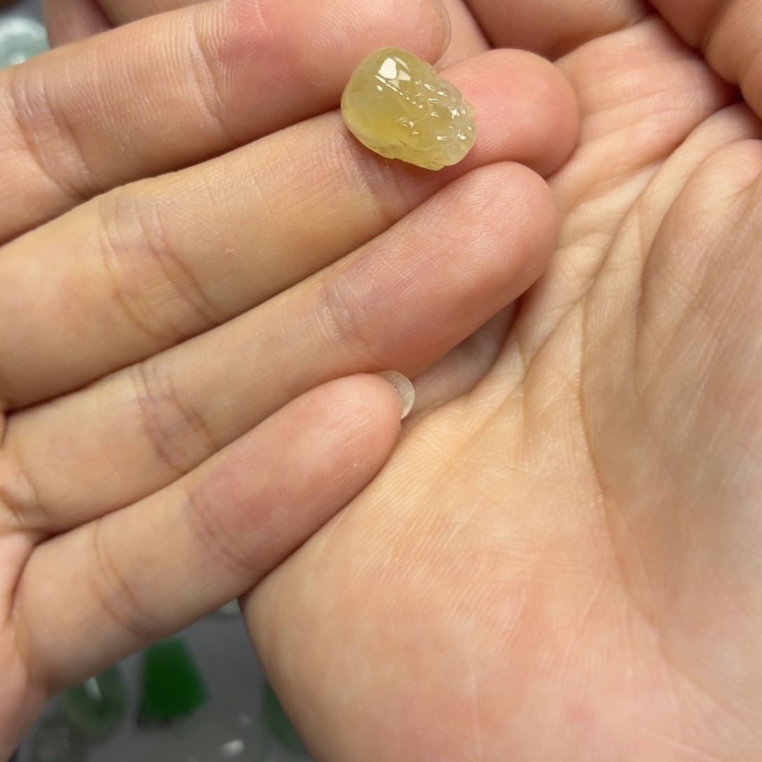 翡翠未镶嵌颈饰黄貔貅