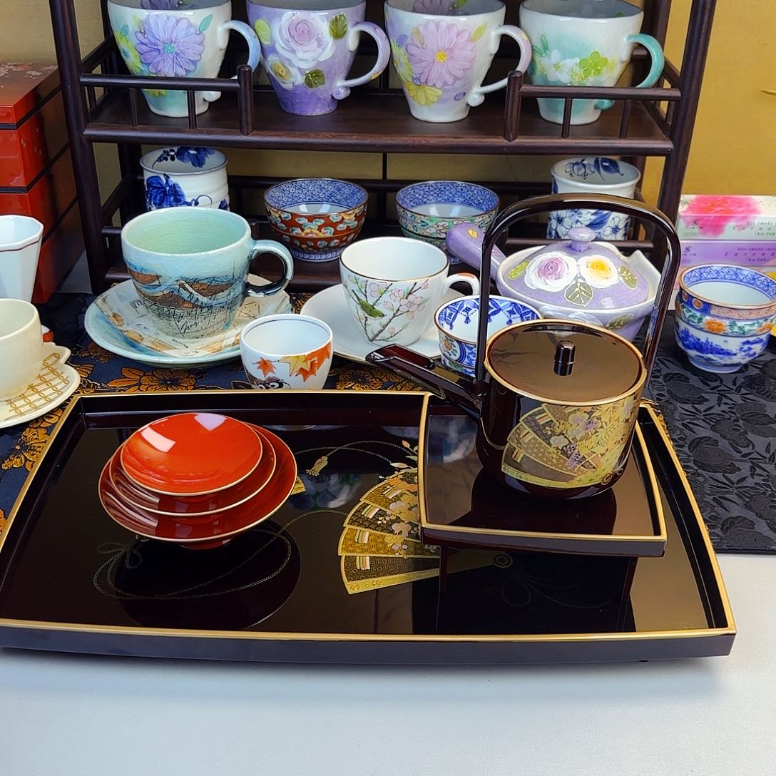 他家茶具瓷器真美！