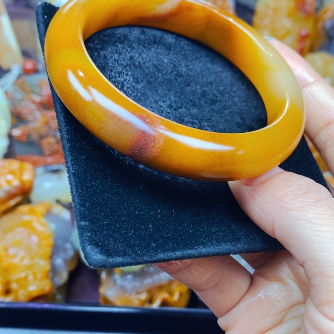 未镶嵌石英质玉（黄龙玉）颈饰