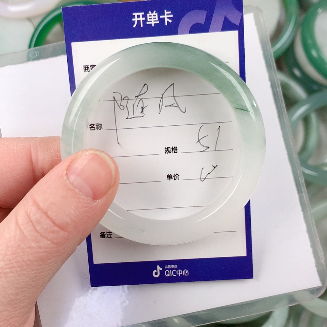 石英质玉手镯未镶嵌随***?