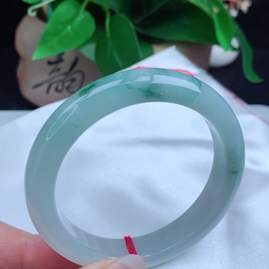 翡翠手镯未镶嵌      正圈57+飘蓝花