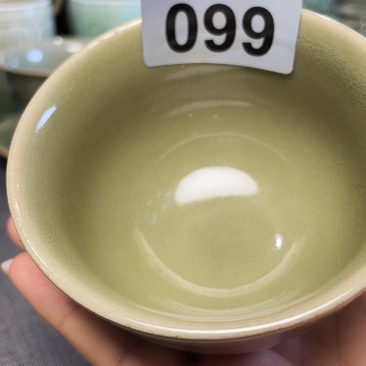 在***方耀州窑片儿白葡萄杯微瑕