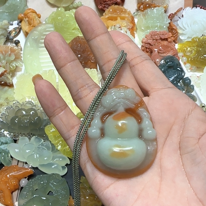 未镶嵌蛇纹石玉吊坠