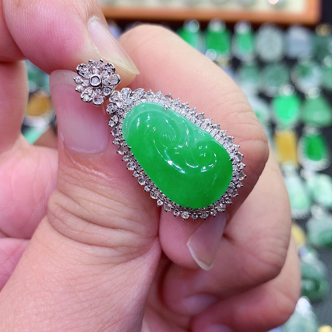 翡翠18K金镶嵌颈饰纯天然