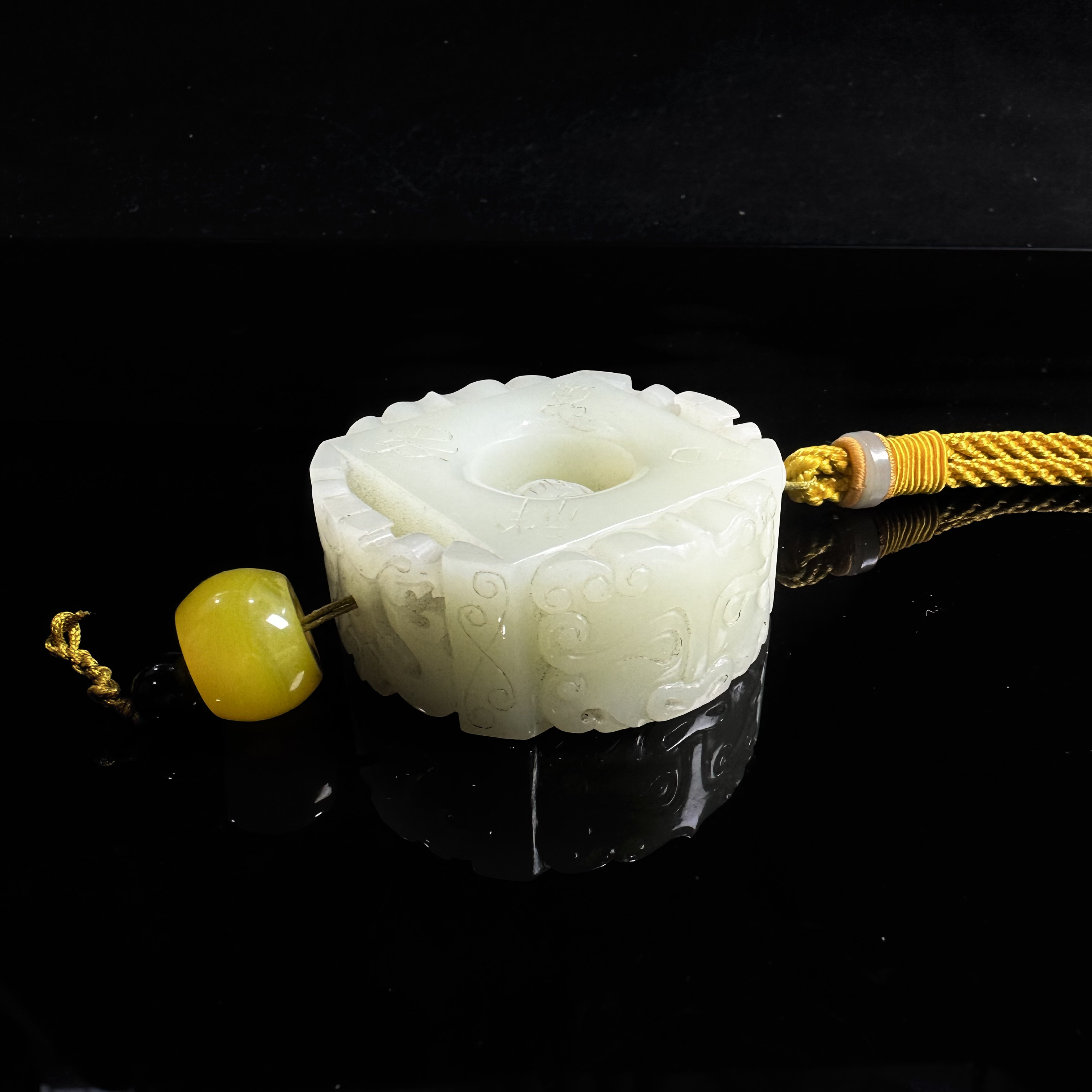 842114和田玉镂空转心玉佩