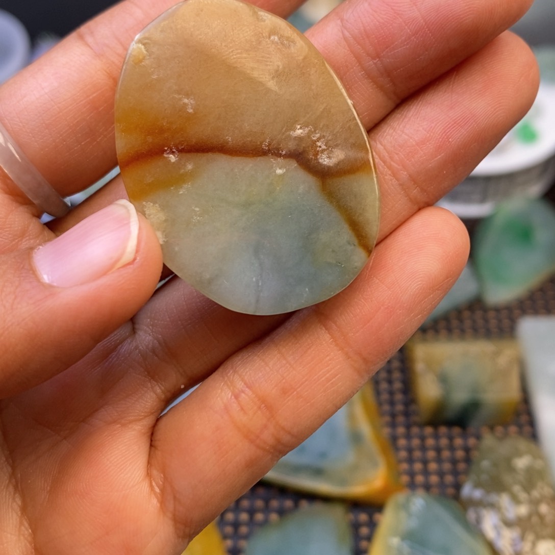 翡翠颈饰未镶嵌阳*翡翠