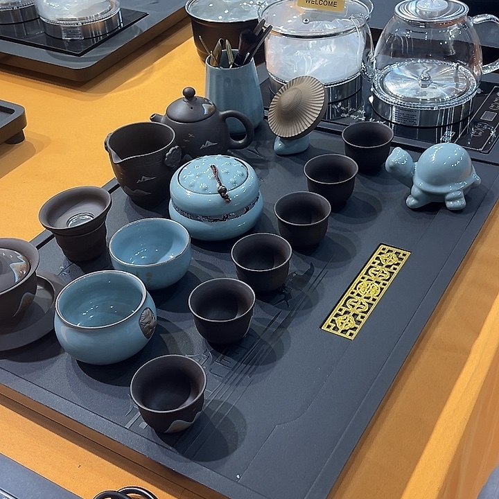 茶盘里装满鲜花与你同