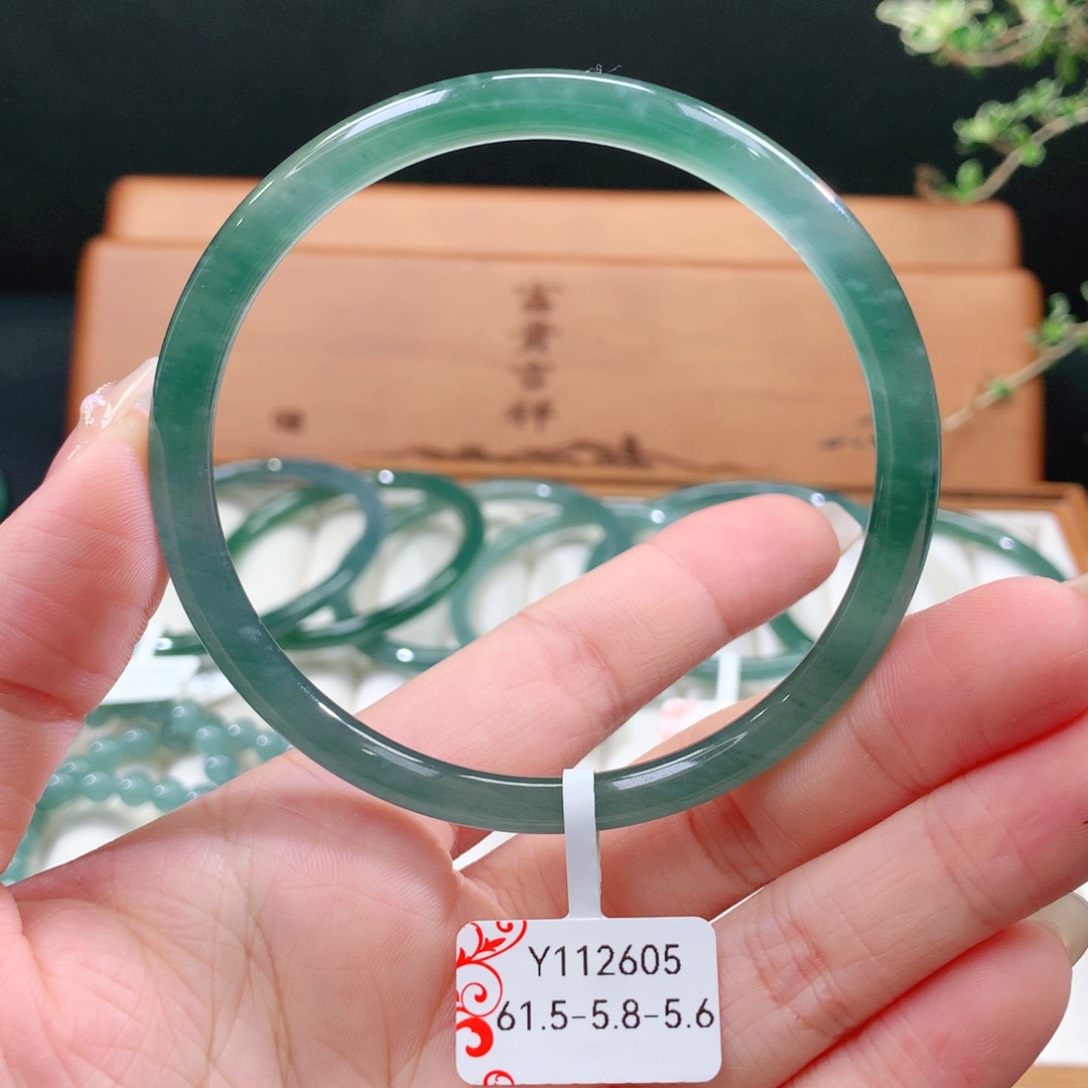 翡翠手镯未镶嵌天然
