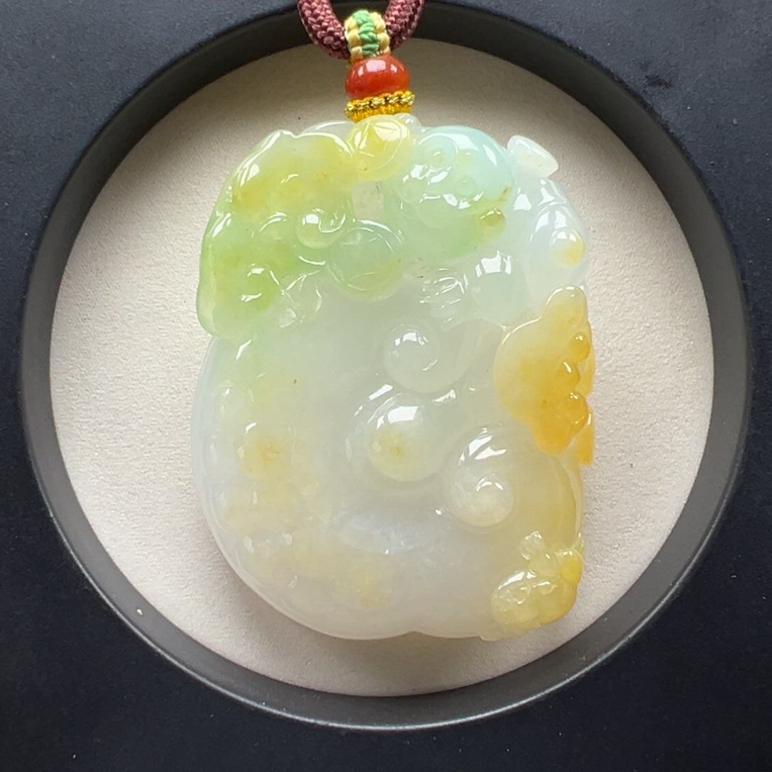 翡翠未镶嵌颈饰如意