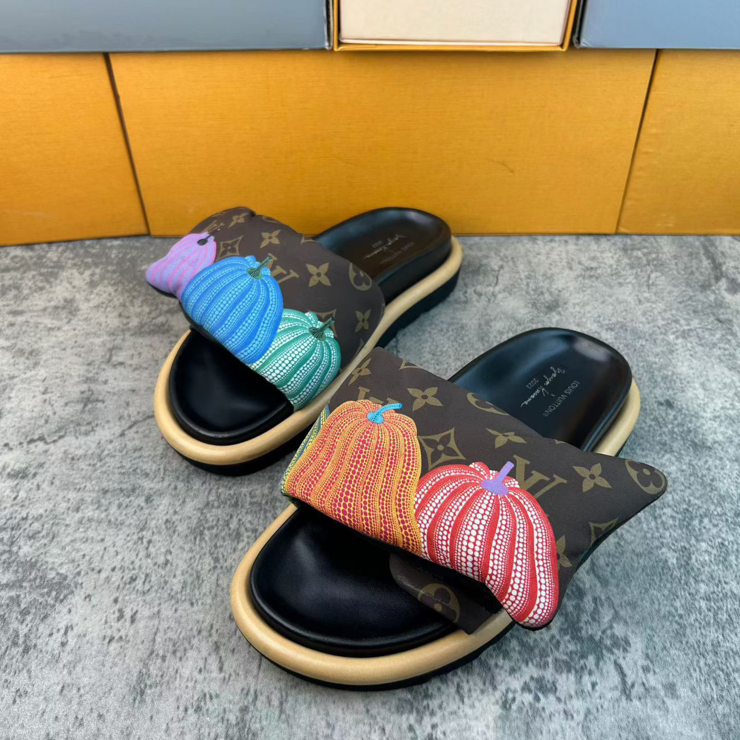 95新 LouisVuitton/路易威登 阳/ 37码/ 草间弥生 拖鞋