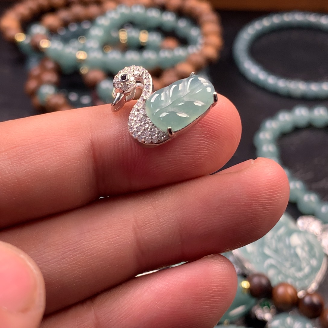 翡翠未镶嵌颈饰天鹅之梦