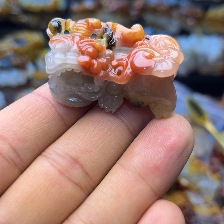 石英质玉（黄龙玉）未镶嵌颈饰