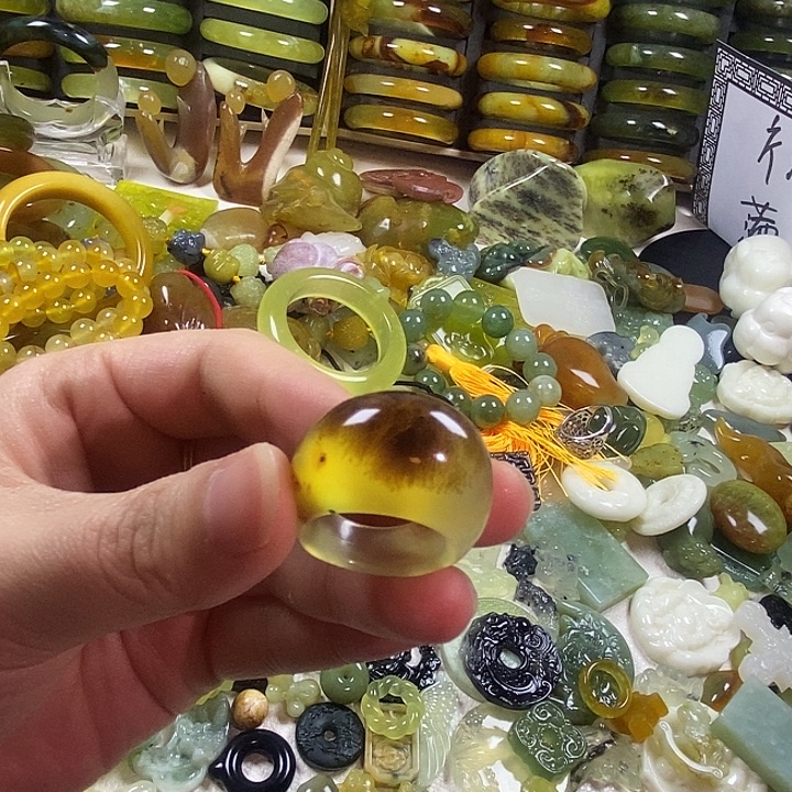 青***。蛇纹石玉未镶嵌颈饰