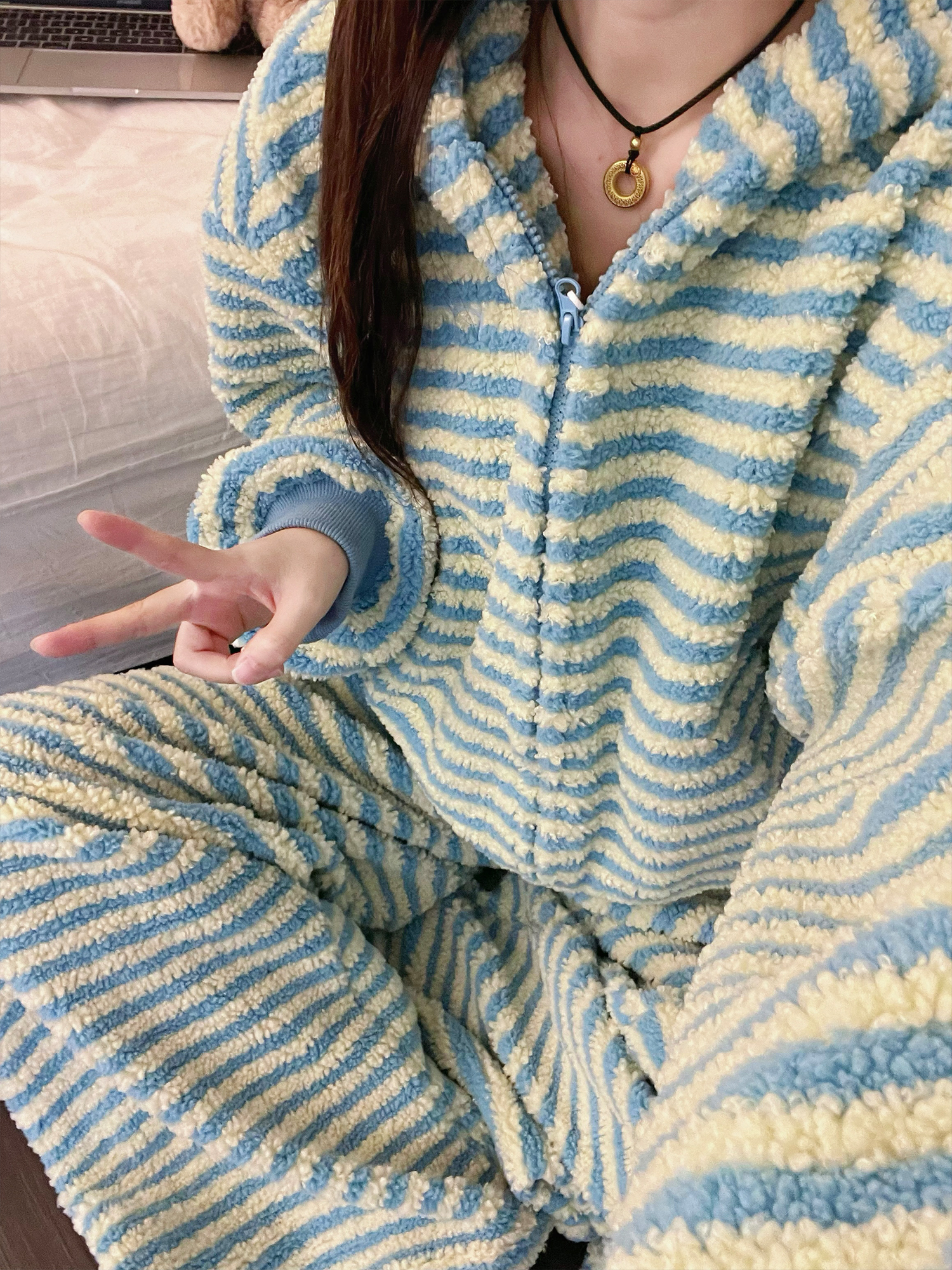 慵懒风复古蓝白条纹连帽珊瑚绒睡衣女款秋冬季宽松保暖家居服套装