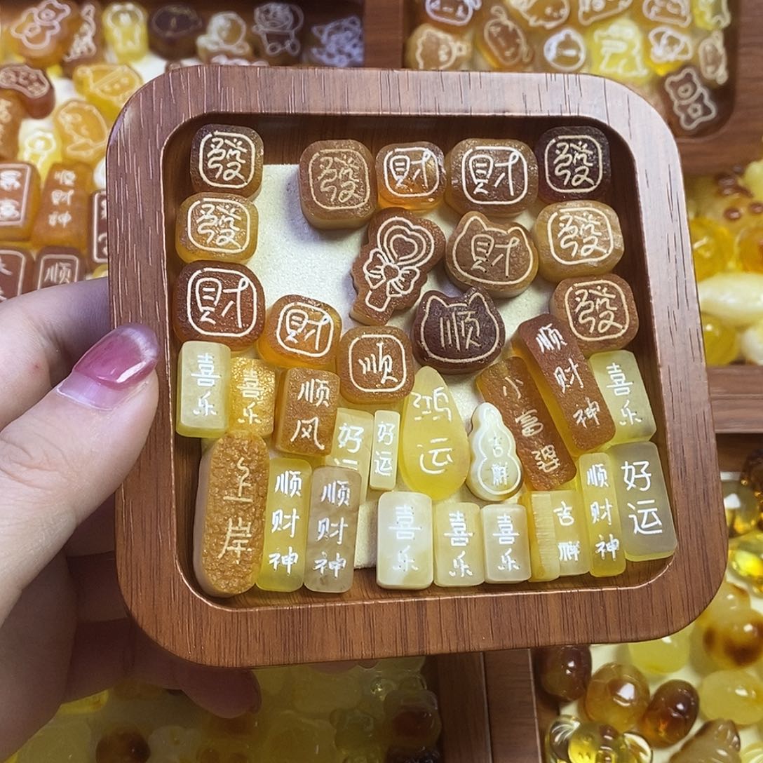 琥珀未镶嵌珠宝奇石原皮可挑选