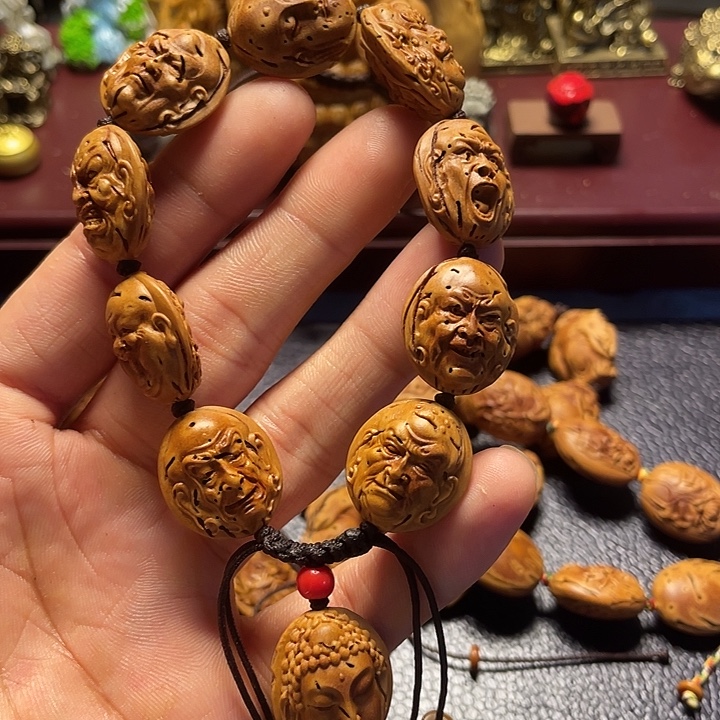 大桃核雕刻瑕疵罗汉