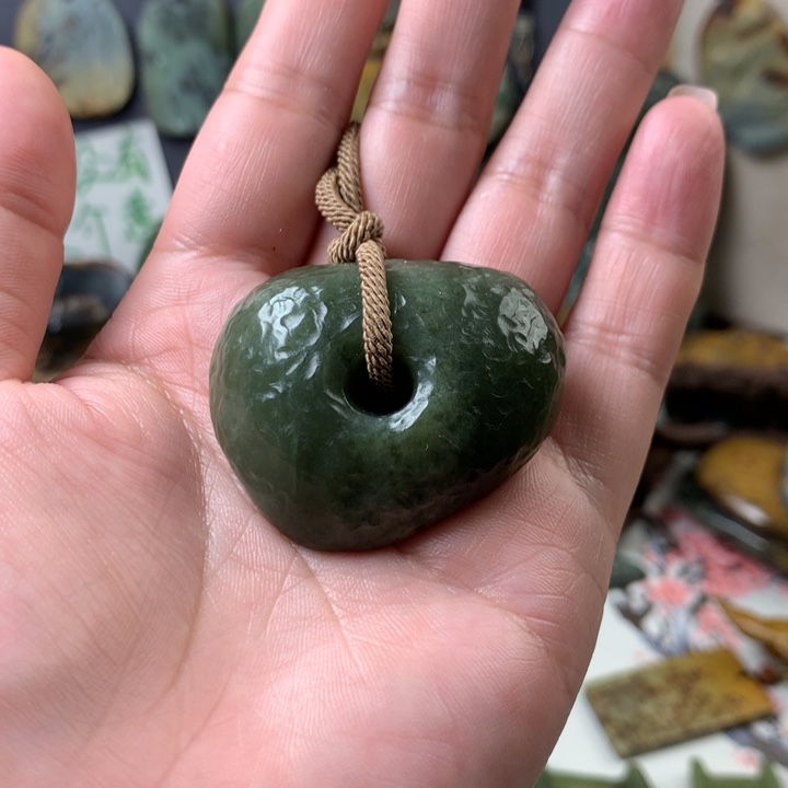 透闪石质玉挂件未镶嵌