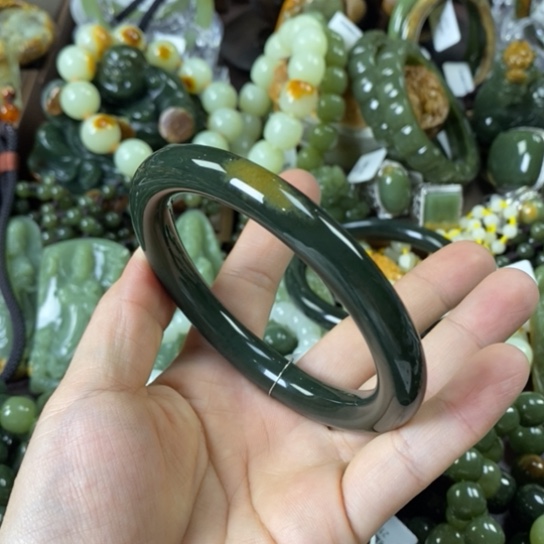 透闪石质玉手镯未镶嵌风**树