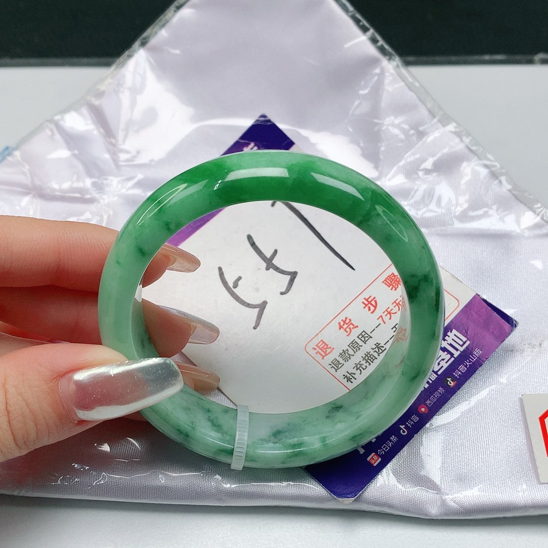 翡翠手镯未镶嵌翡翠手镯