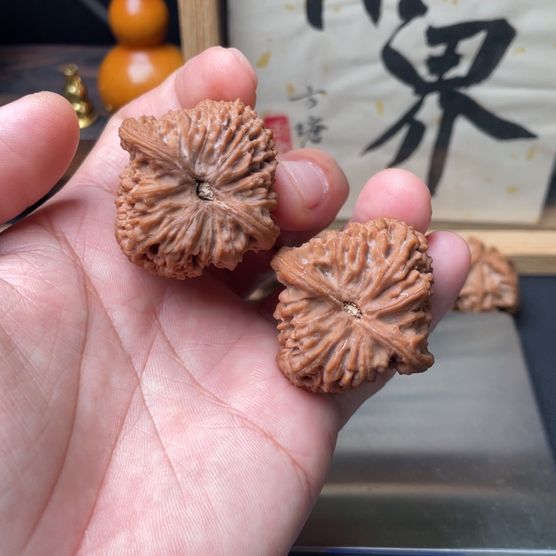 大***启文玩核桃吊坠南疆石