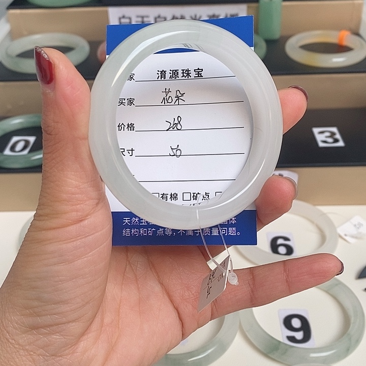 石英质玉（金丝玉）手镯未镶嵌?