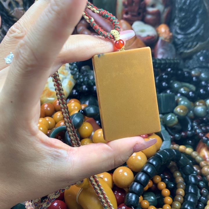 透闪石质玉未镶嵌珠宝奇石