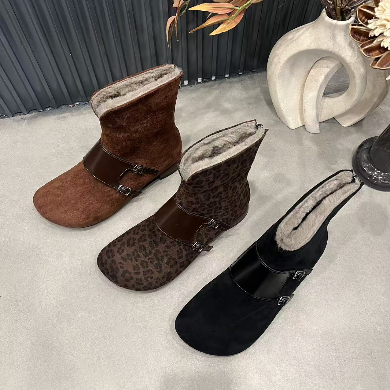 2025年秋冬季新款气质百搭休闲时尚网红舒适轻奢拼面女士爆款短靴