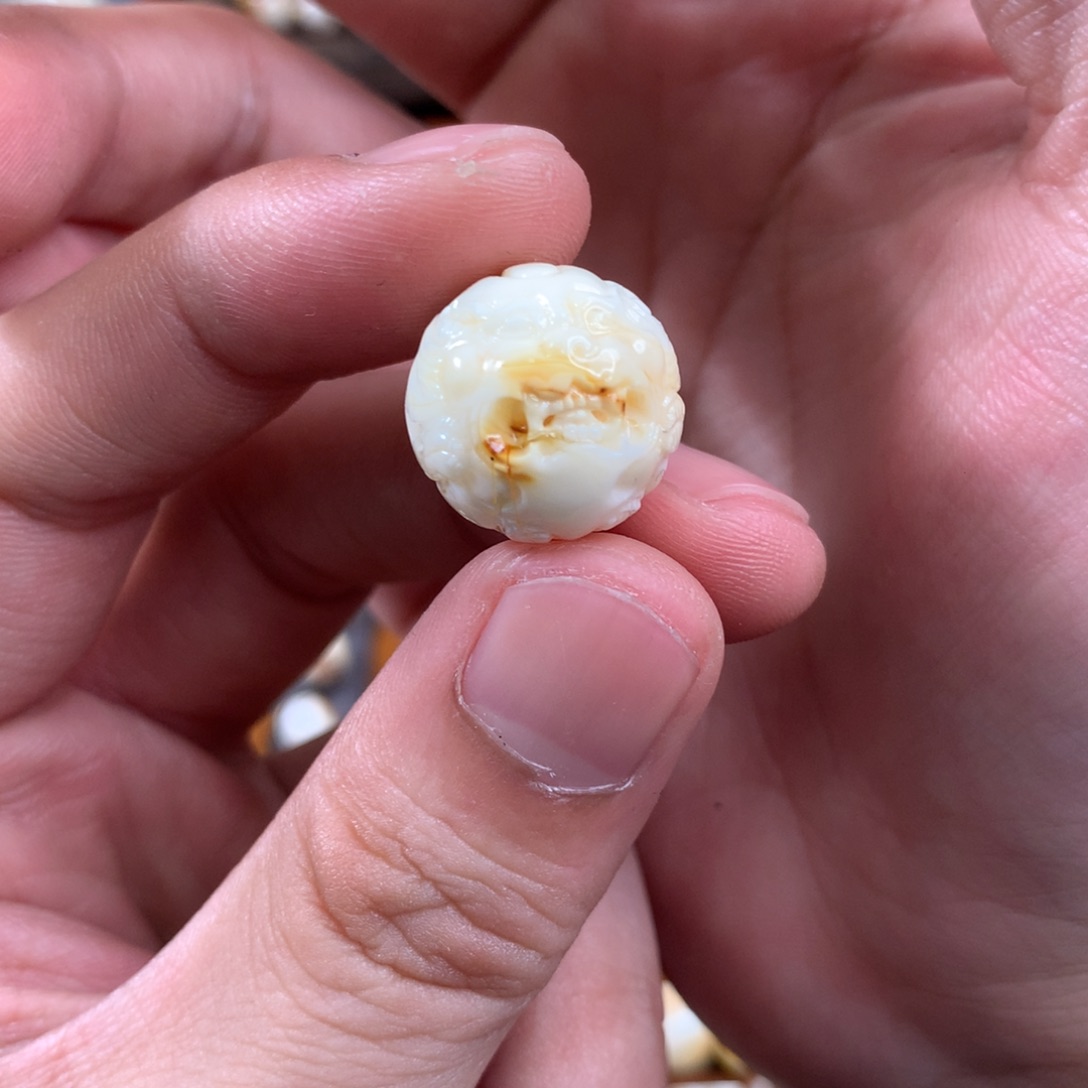 未镶嵌琥珀珠宝奇石