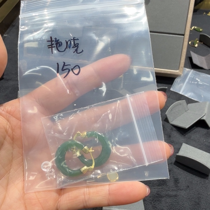 艳***晓和田玉未镶嵌手链