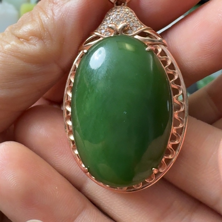 颈饰银S925镶嵌和田玉阳绿鸽子蛋