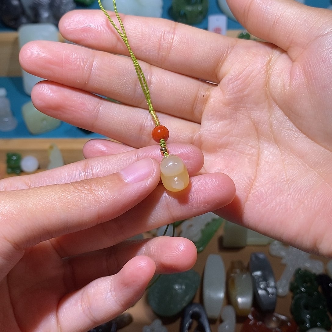 石英质玉（黄龙玉）未镶嵌颈饰缅黄